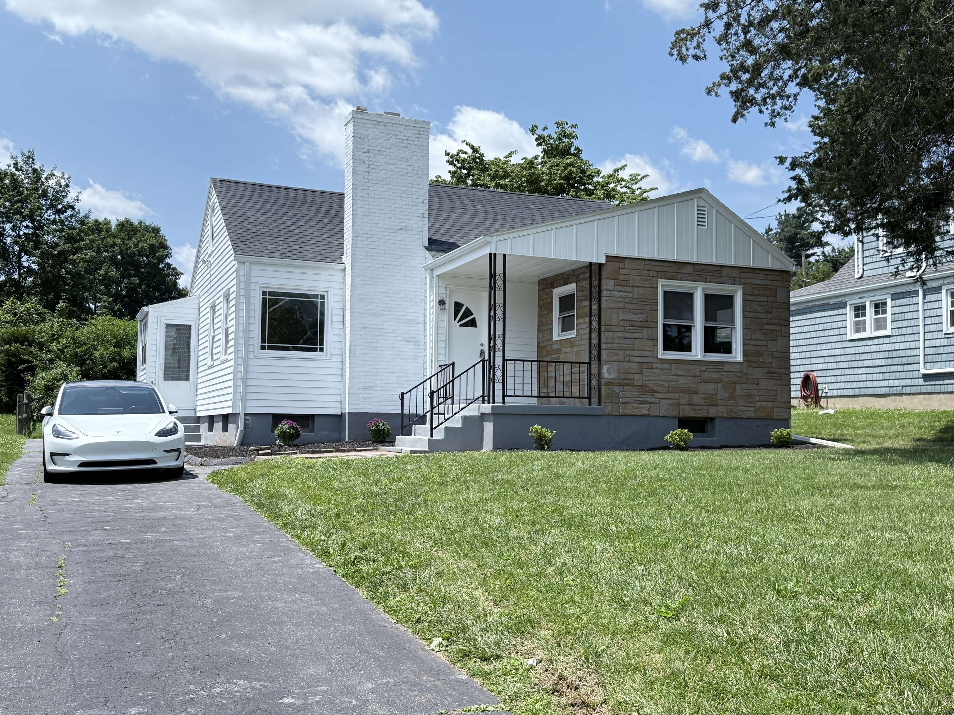 589 South Quaker Lane, West Hartford, CT 06110