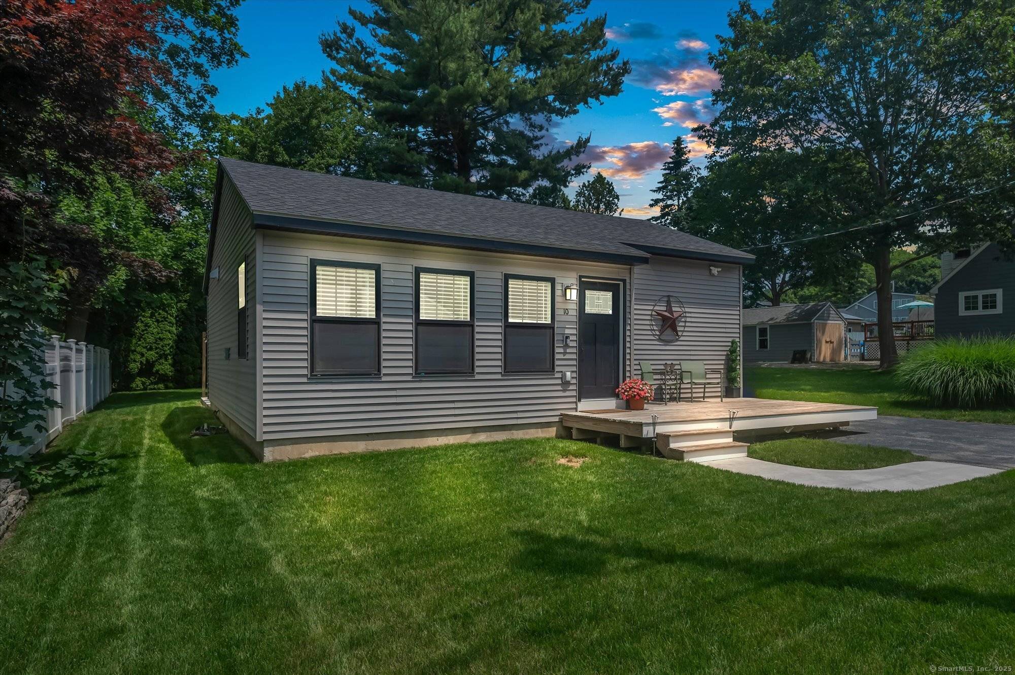 10 1st Avenue, Waterford, CT 06385