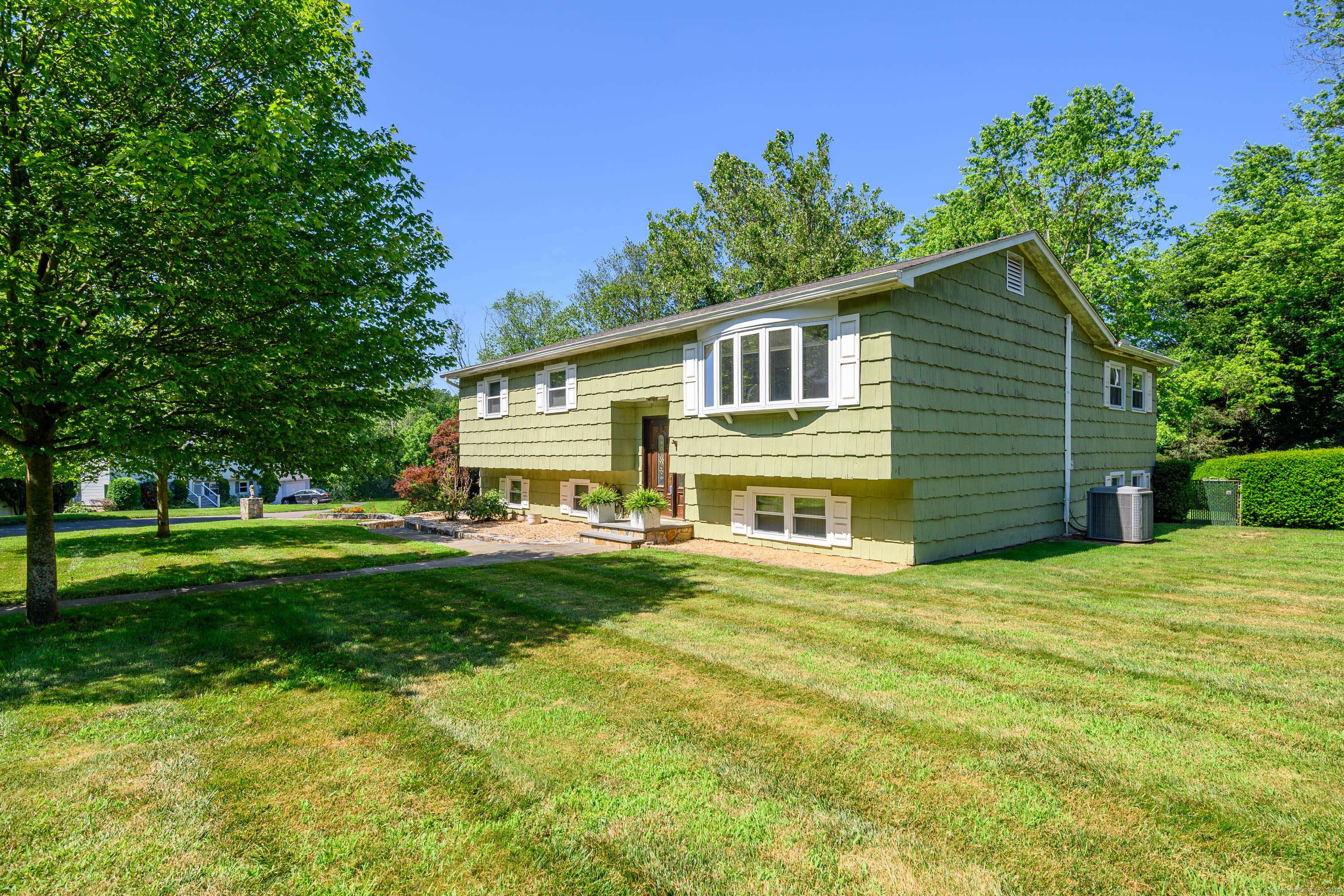 Danbury, CT 06811,8 Delview Drive