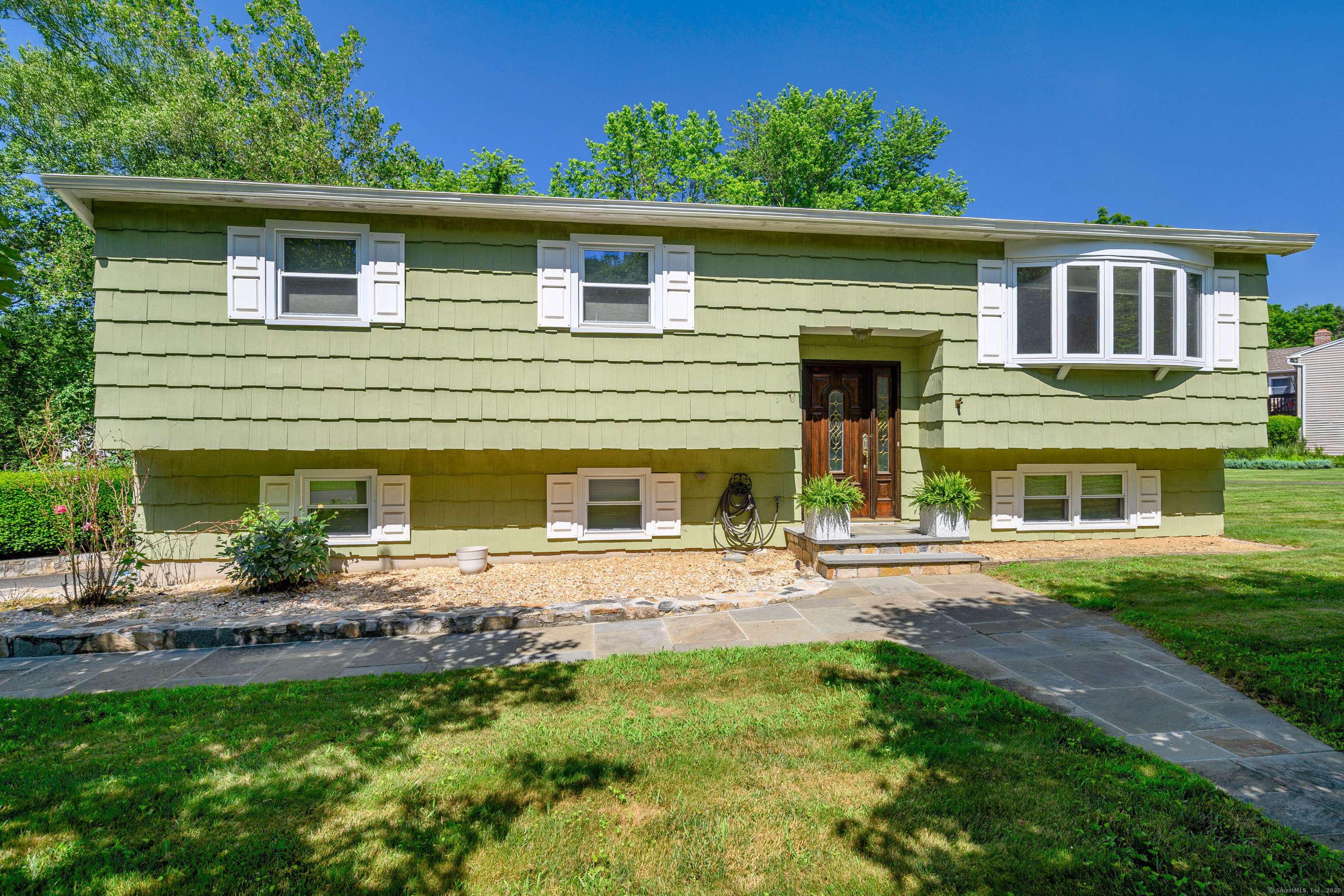 8 Delview Drive, Danbury, CT 06811