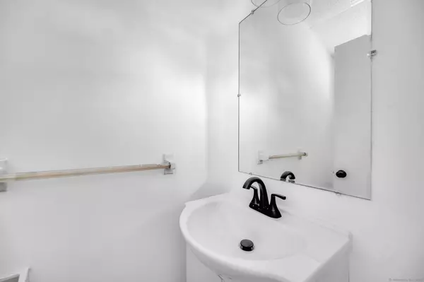 Branford, CT 06405,312 Monticello Drive #312