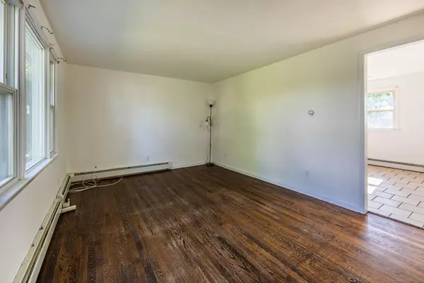 Bridgeport, CT 06606,15 Oakleaf Street