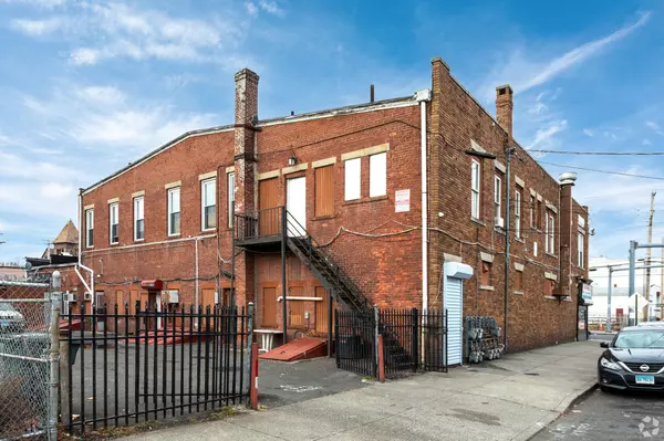 Bridgeport, CT 06607,1294 Stratford Avenue #5