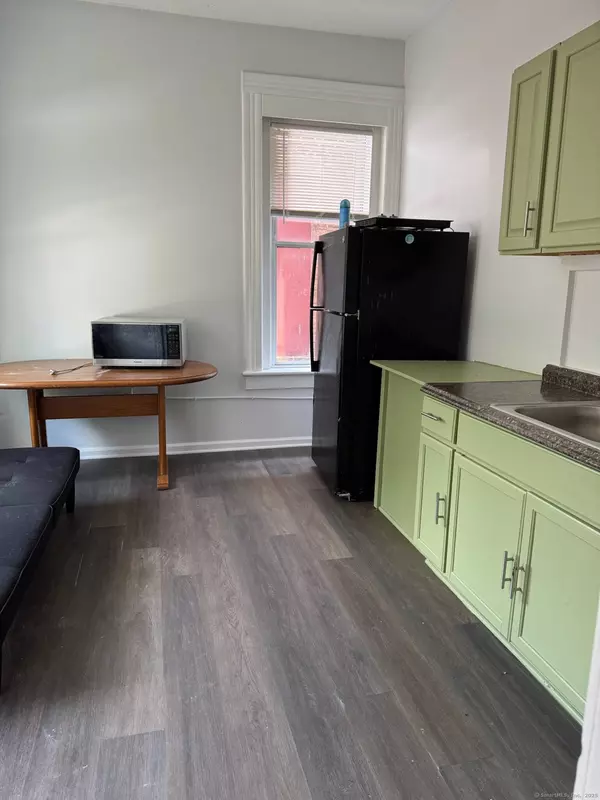 Meriden, CT 06451,81 West Main Street #8