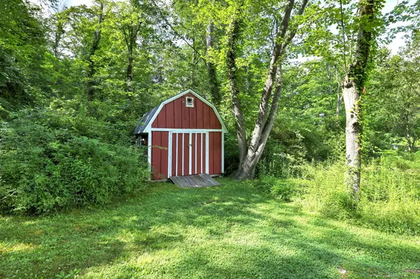 North Branford, CT 06472,39 Holly Mar Hill Road