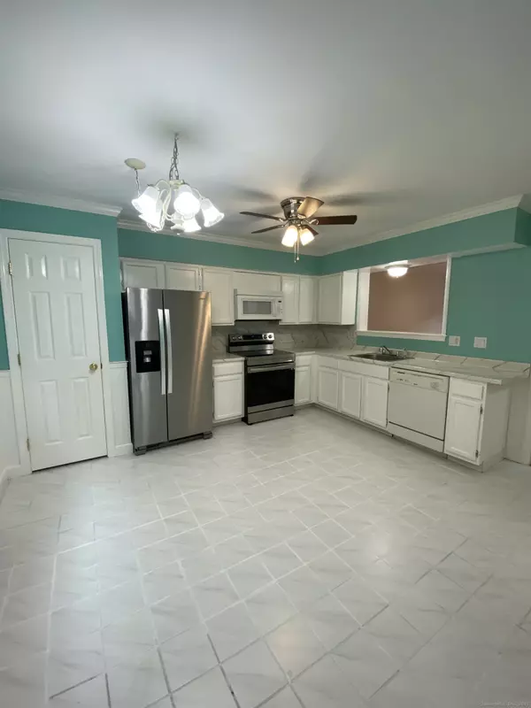 Thomaston, CT 06787,197 Pine Hill Road #6D
