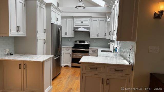 Darien, CT 06820,12 Mayflower Road
