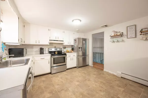Newtown, CT 06482,16 Skidmore Lane