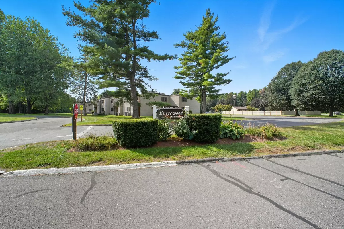 South Windsor, CT 06074,402 Twin Circle Drive #402