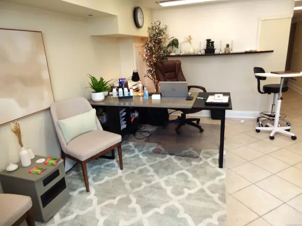 Fairfield, CT 06825,527 Tunxis Hill Road