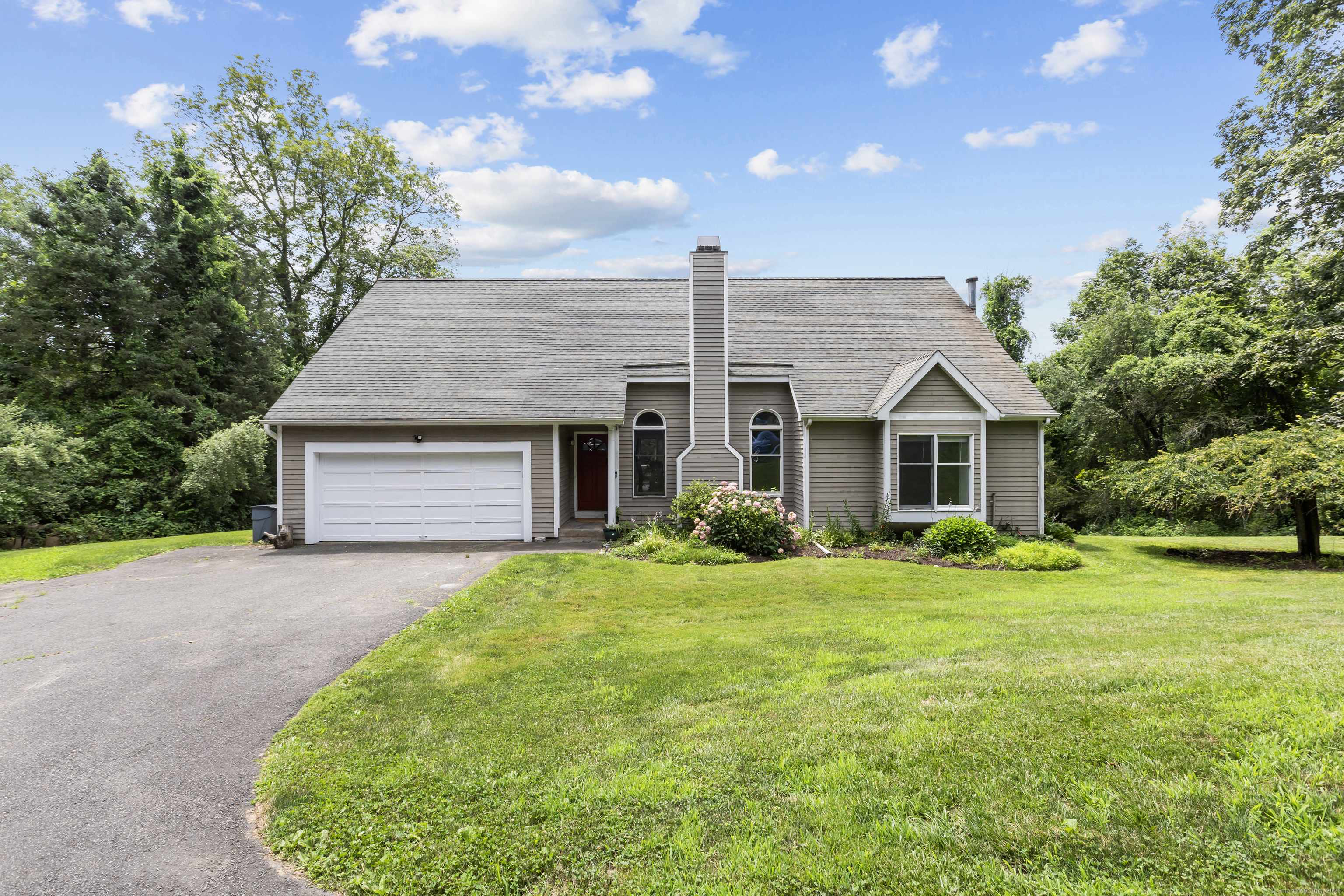 10 Hattertown Road, Newtown, CT 06470