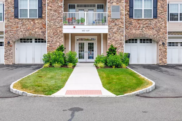 605 Brookside Court #605, Newtown, CT 06470