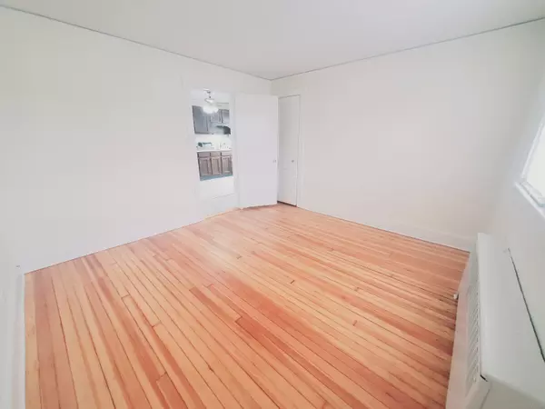 Stamford, CT 06902,15 Robin Street #2