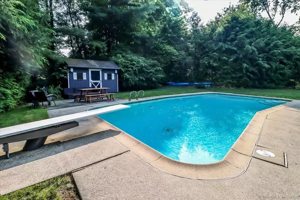 10 Fernbrook Drive, Brookfield, CT 06804