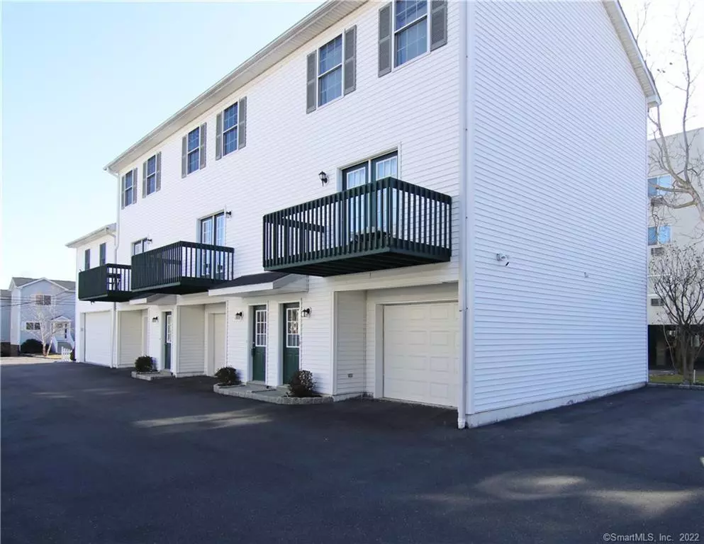 Stamford, CT 06902,14 Dora Street #2