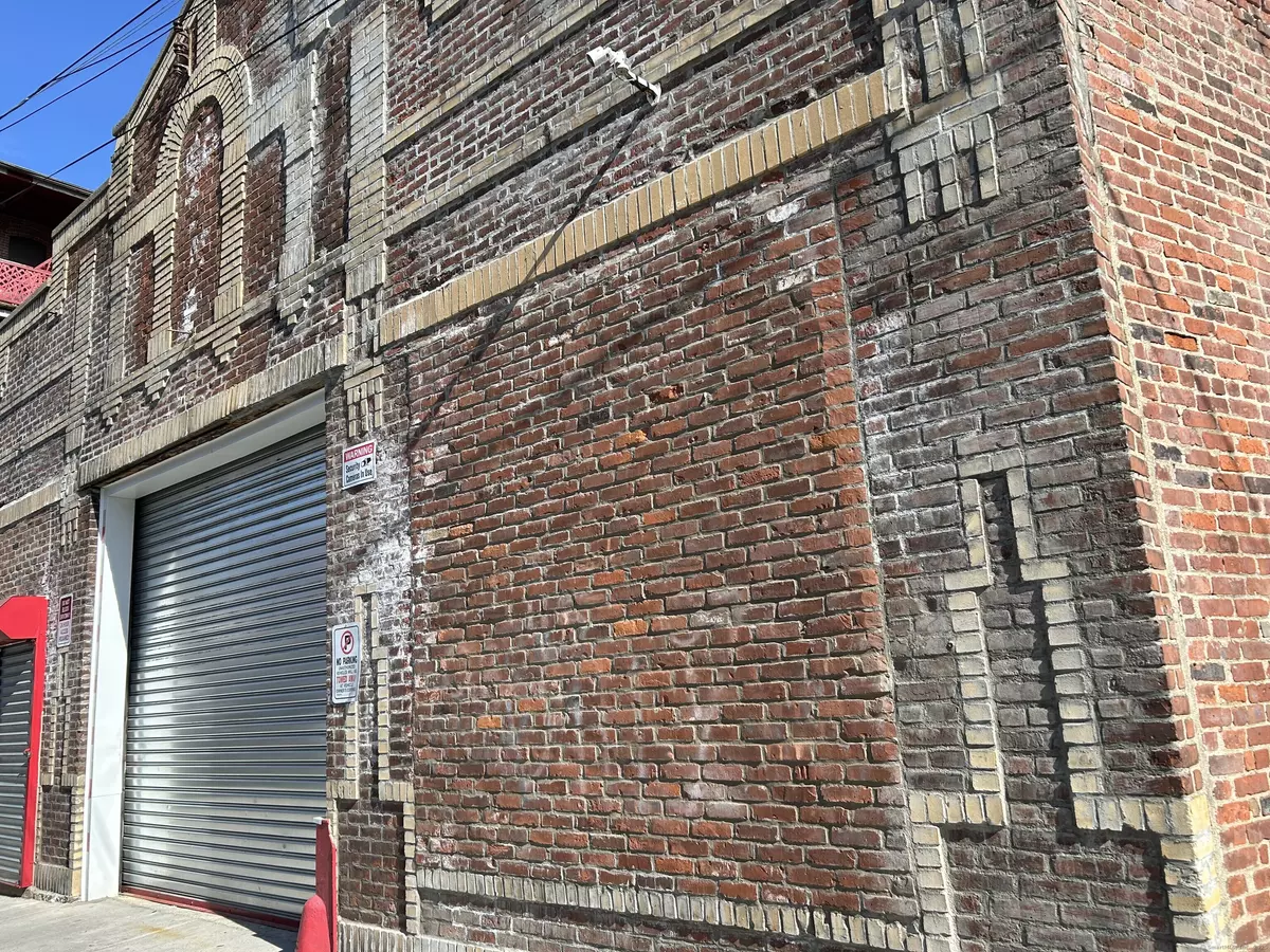 Waterbury, CT 06704,15 East Farm Street