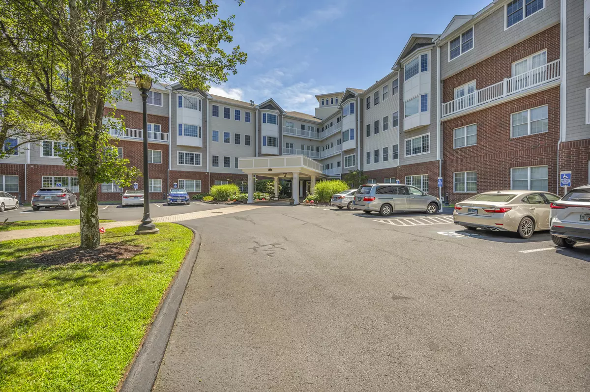 West Hartford, CT 06117,1 King Philip Drive #207