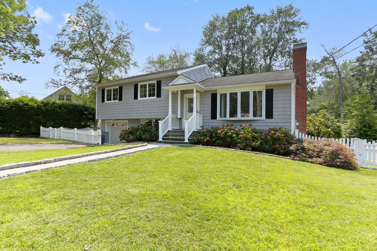 Fairfield, CT 06824,14 Windsor Place