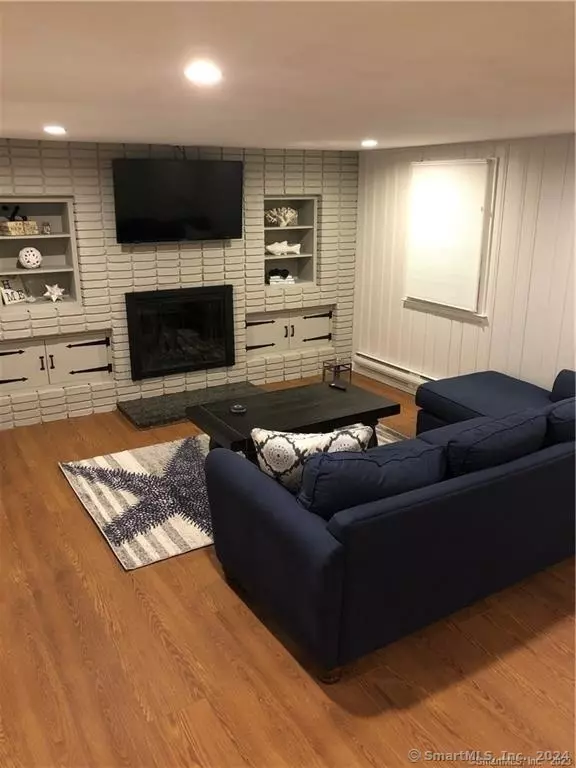 Old Lyme, CT 06371,5 Meriden Road