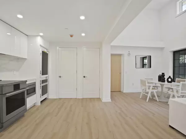Greenwich, CT 06831,1188 King Street #117