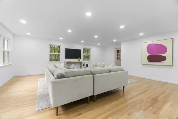 Weston, CT 06883,20 Ravenwood Drive