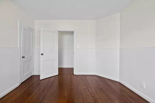 West Hartford, CT 06119,850 Farmington Avenue #c