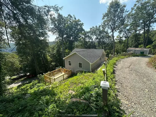 Newtown, CT 06482,22 Hemlock Trail