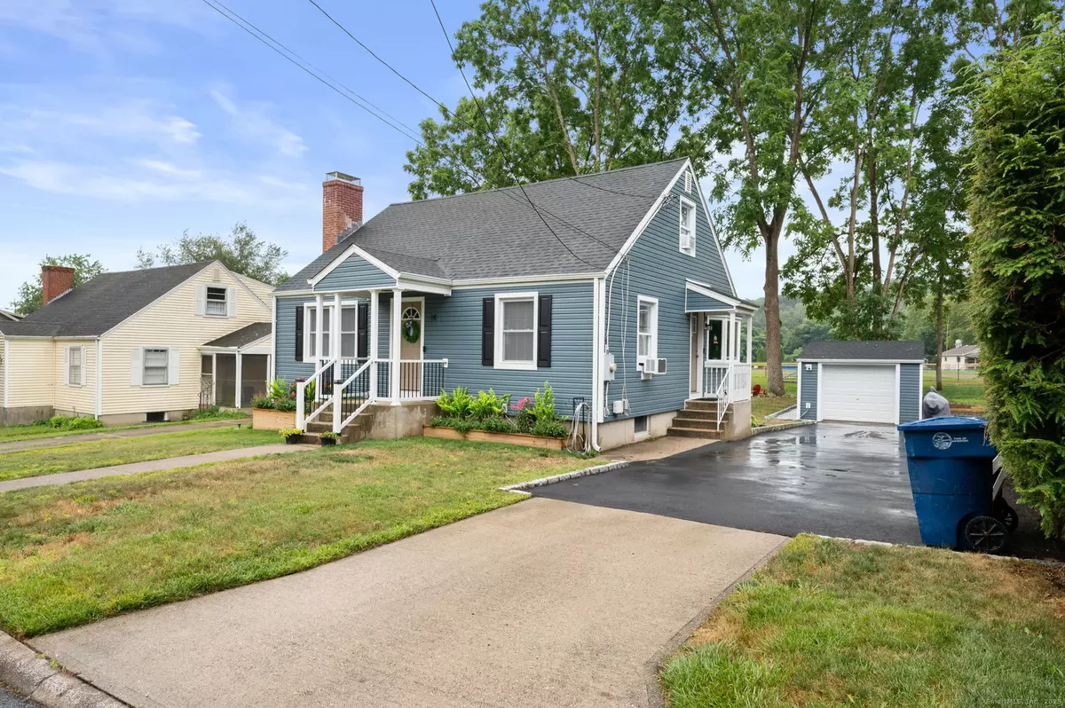 Waterford, CT 06375,14 Quaker Lane