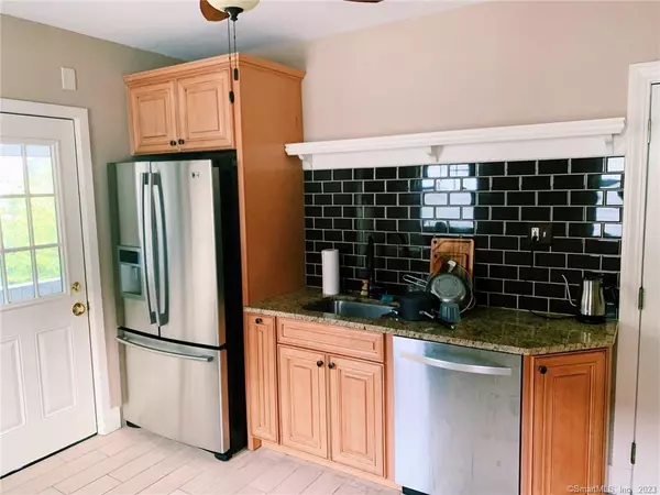 West Hartford, CT 06119,24 Maplewood Avenue