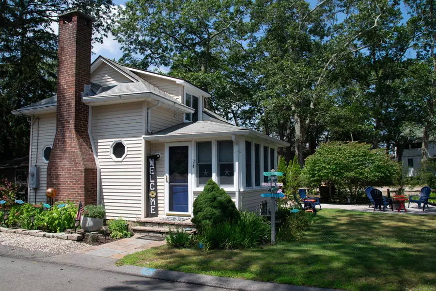 24 Town Road, East Lyme, CT 06357