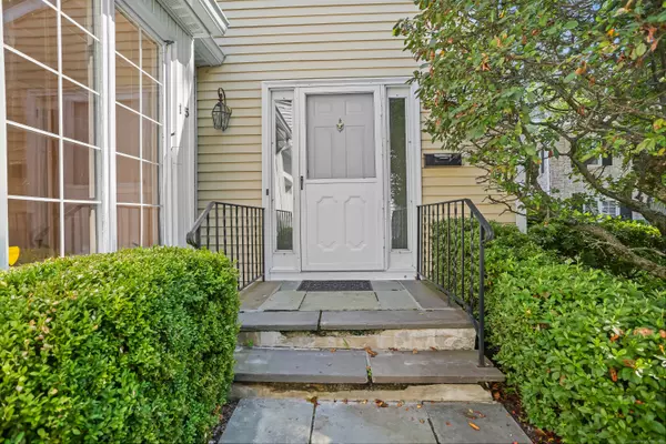 New Canaan, CT 06840,15 Bank Street #15