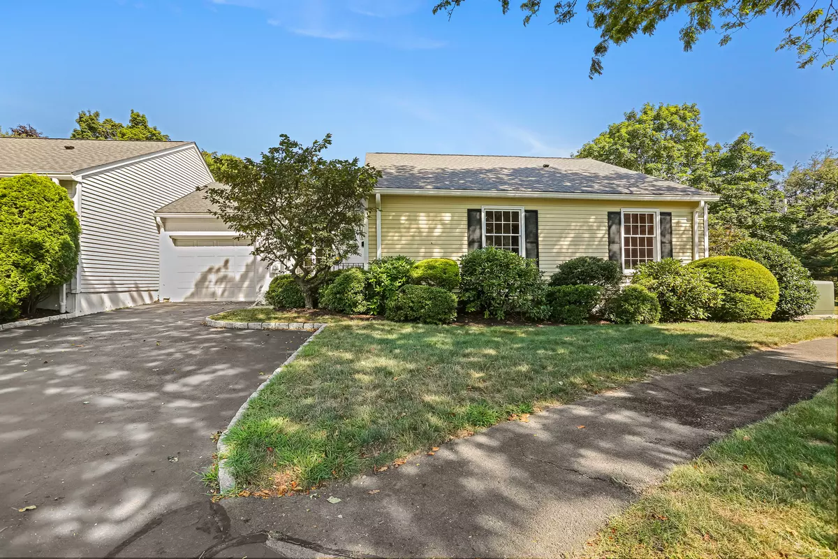 New Canaan, CT 06840,15 Bank Street #15