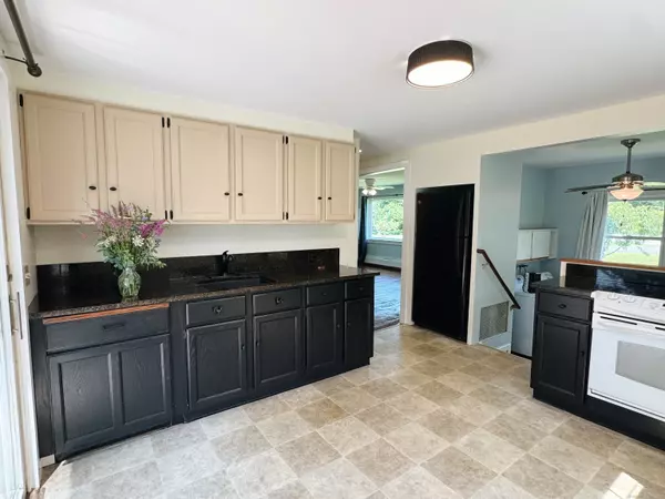 North Canaan, CT 06018,11 Raymond Avenue