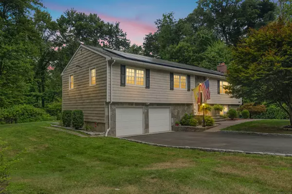 40 Winthrop Place, Monroe, CT 06468
