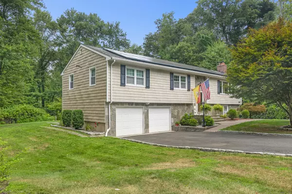 40 Winthrop Place, Monroe, CT 06468