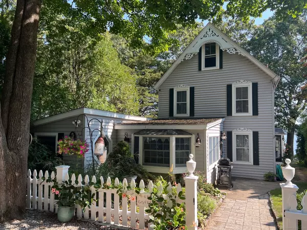 23 Saunders Drive, East Lyme, CT 06357