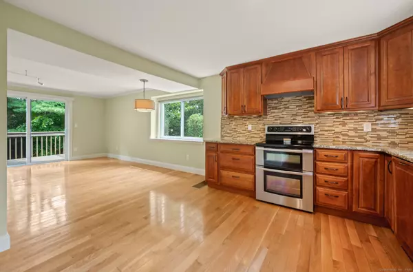 Simsbury, CT 06081,11 Tanager Circle