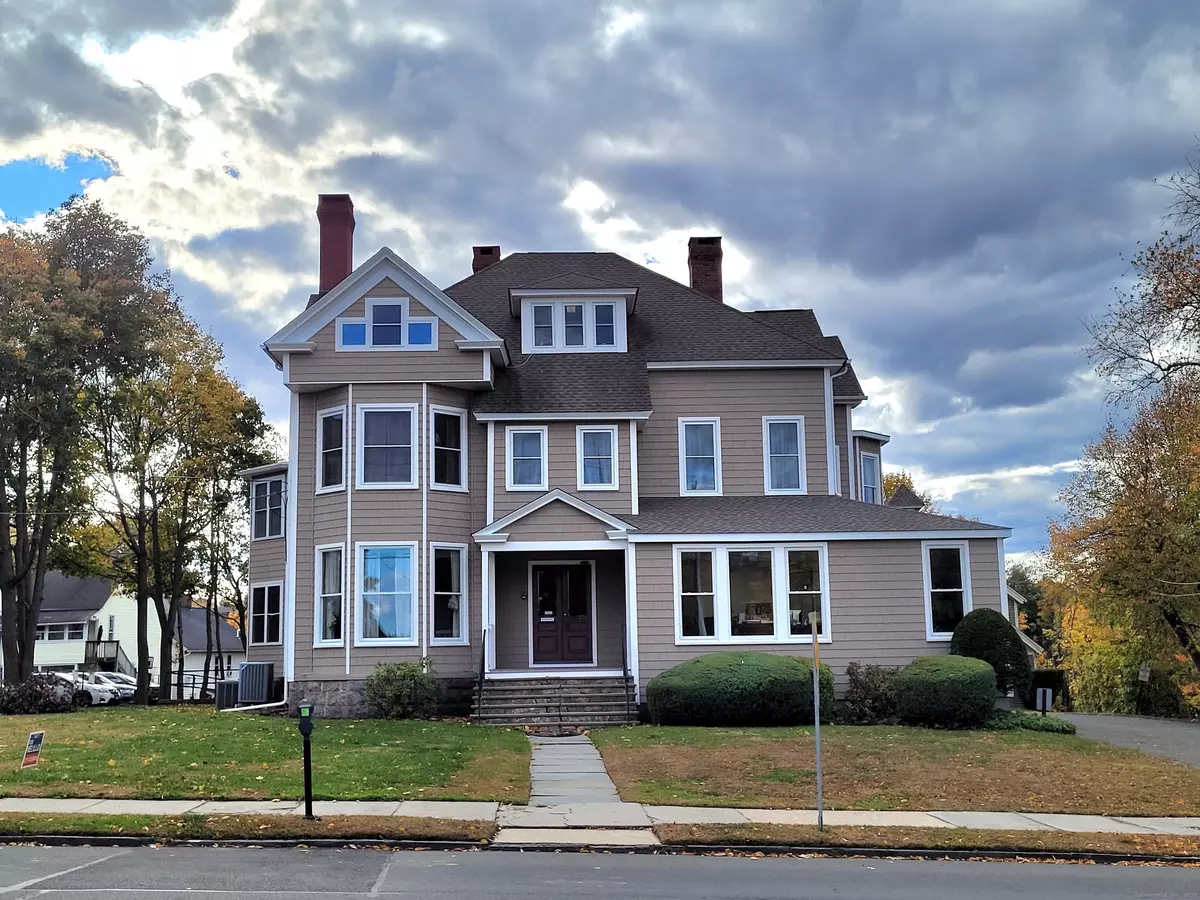 Danbury, CT 06810,152 Deer Hill Avenue #302