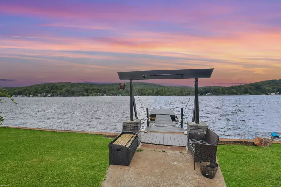 548 East Wakefield Boulevard, Winchester, CT 06098