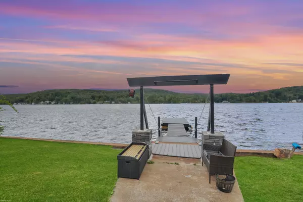 548 East Wakefield Boulevard, Winchester, CT 06098