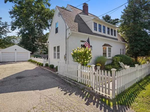 Darien, CT 06820,19 Park Lane