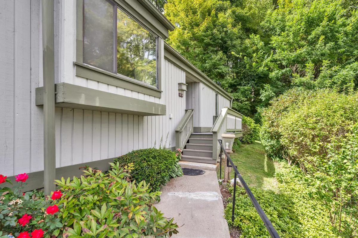 Southbury, CT 06488,127 Heritage Village #B