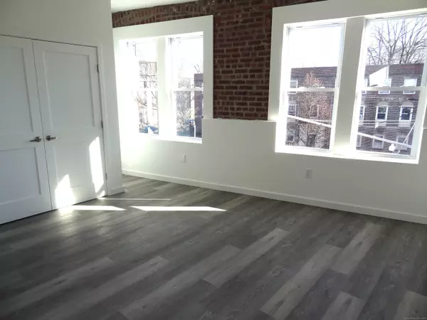 Bridgeport, CT 06605,2806 Fairfield Avenue #207