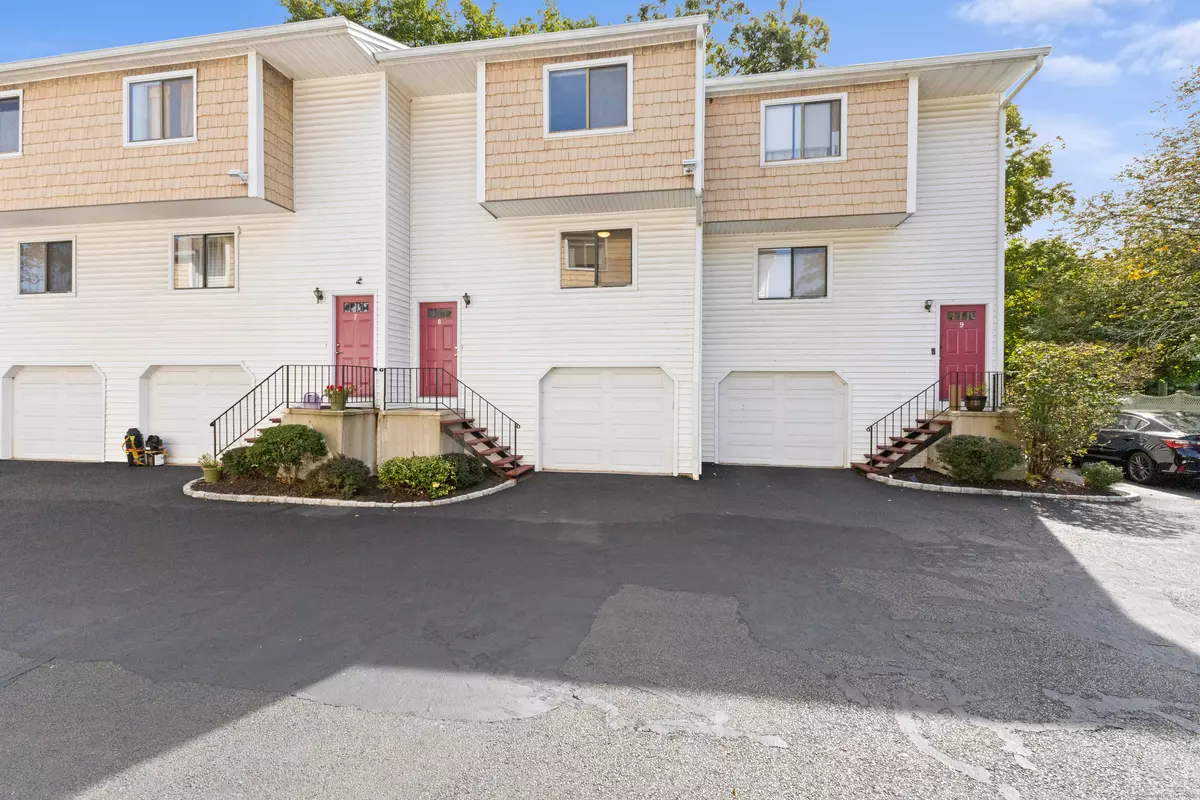 Stamford, CT 06907,825 Hope Street #8