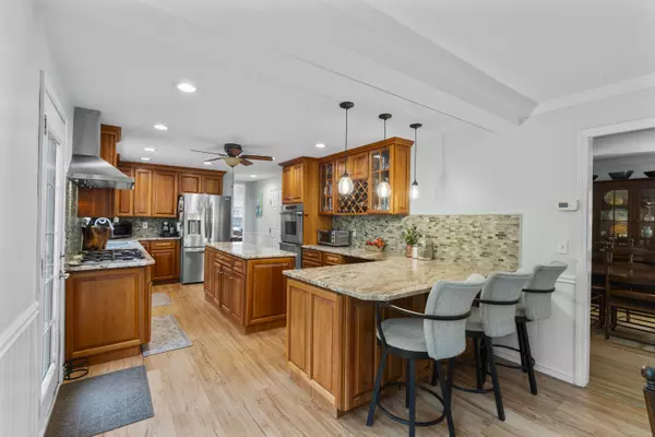 Newtown, CT 06482,6 Old Green Road