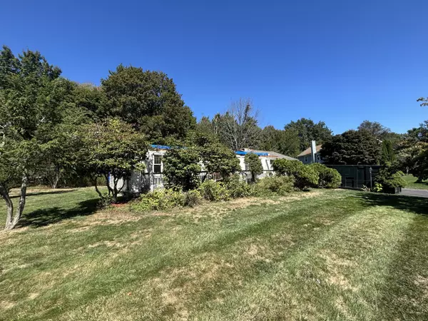 10 Hitching Post Lane, Trumbull, CT 06611