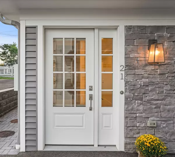 Fairfield, CT 06824,21 Beaumont Street #21