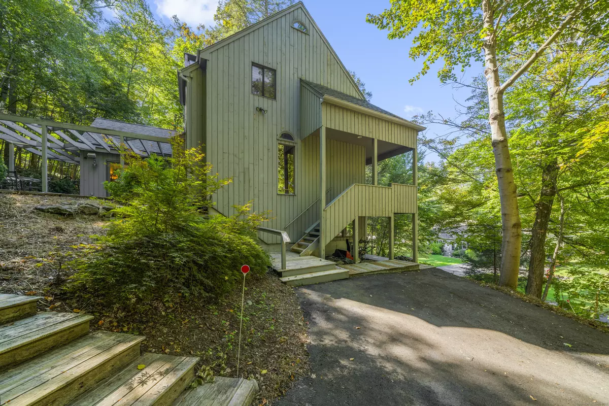 Guilford, CT 06437,817 Lake Drive