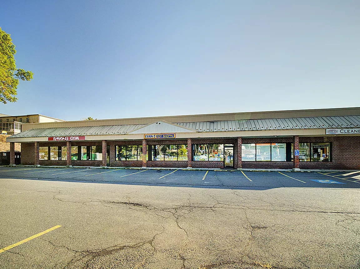 Hamden, CT 06517,1647 Whitney Avenue