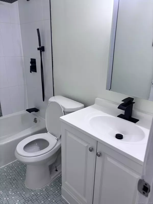 Waterbury, CT 06704,370 Colonial Avenue #6c